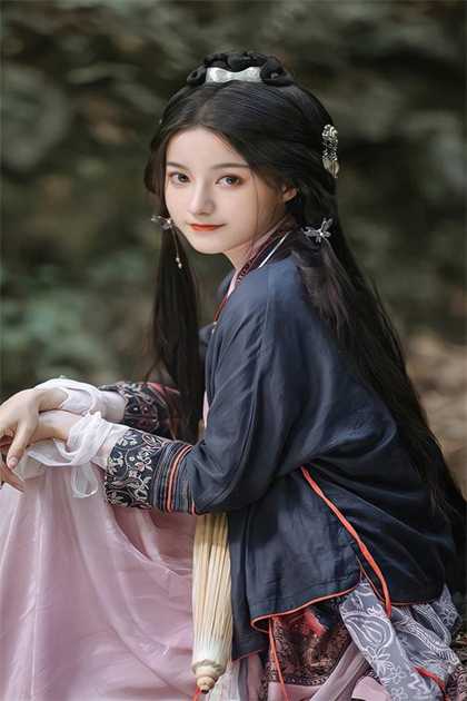 未婚夫从人界带回一个女弟子巧了重生的我也收了一个乖巧的男弟子